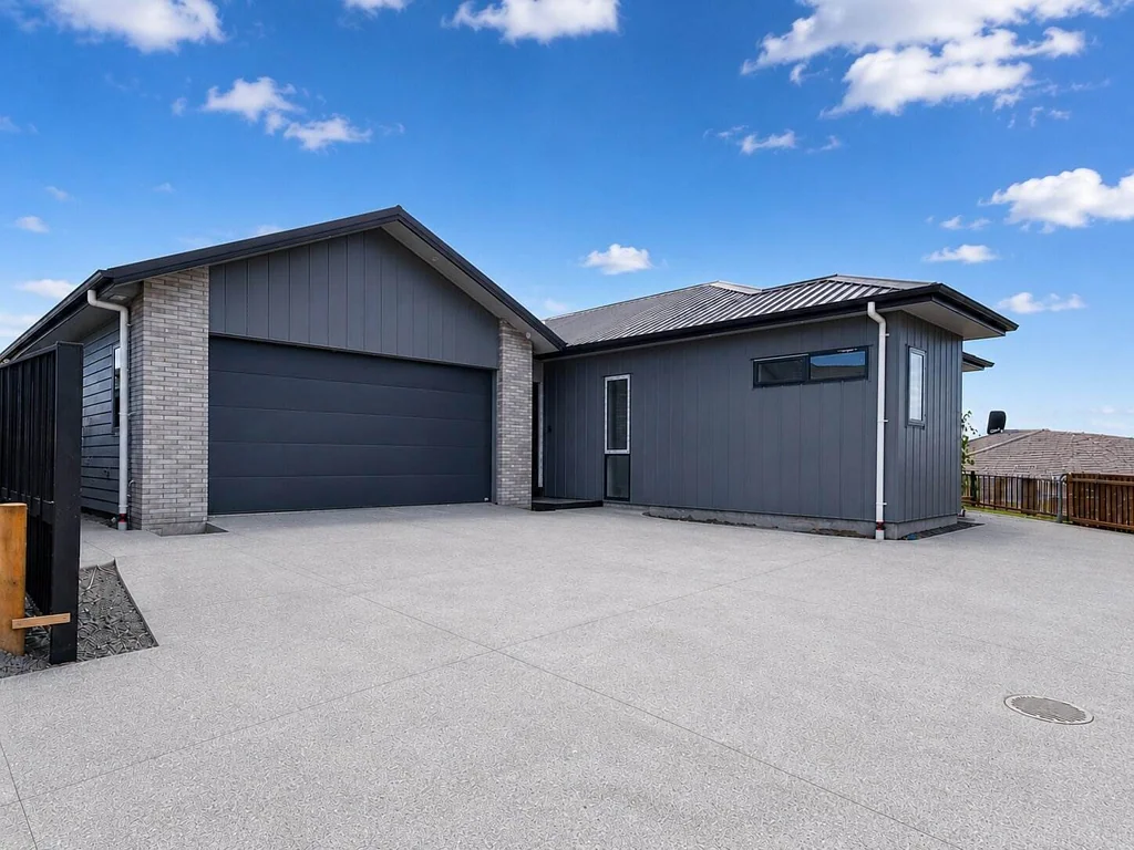 Milldale 5房  Elevated Living with a Huge Deck