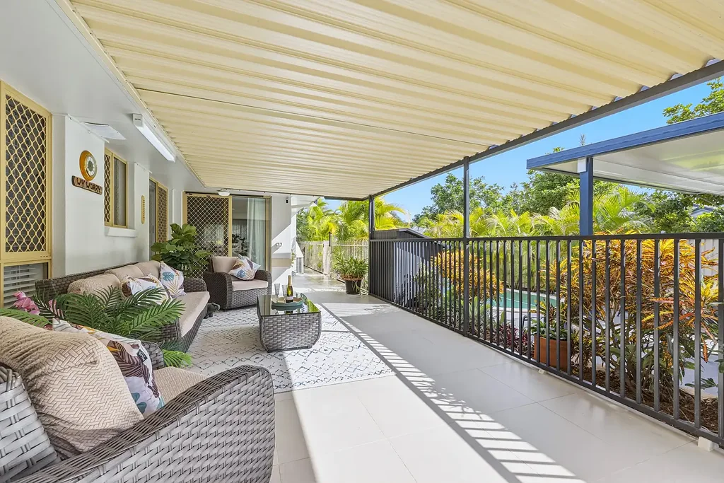 Mudgeeraba 4房  Corner Block Opportunity with Dual Driveways & Man Cave Close to Somerset College