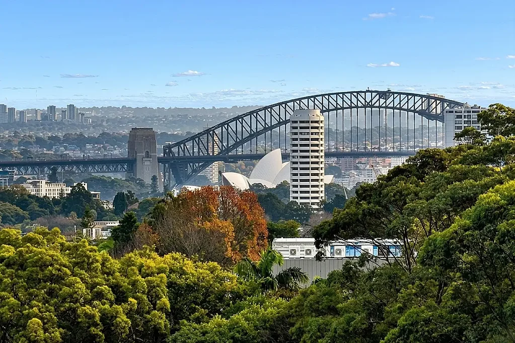 Bellevue Hill 2房 高地位置 悉尼天际线 海港大桥 歌剧院景色 宽敞两室一厅 珍贵北向采光 阳光阳台 设备齐全厨房 宠物友好 安全便捷 Peaceful Residence with a Northerly Aspect, City & Harbour Bridge Views