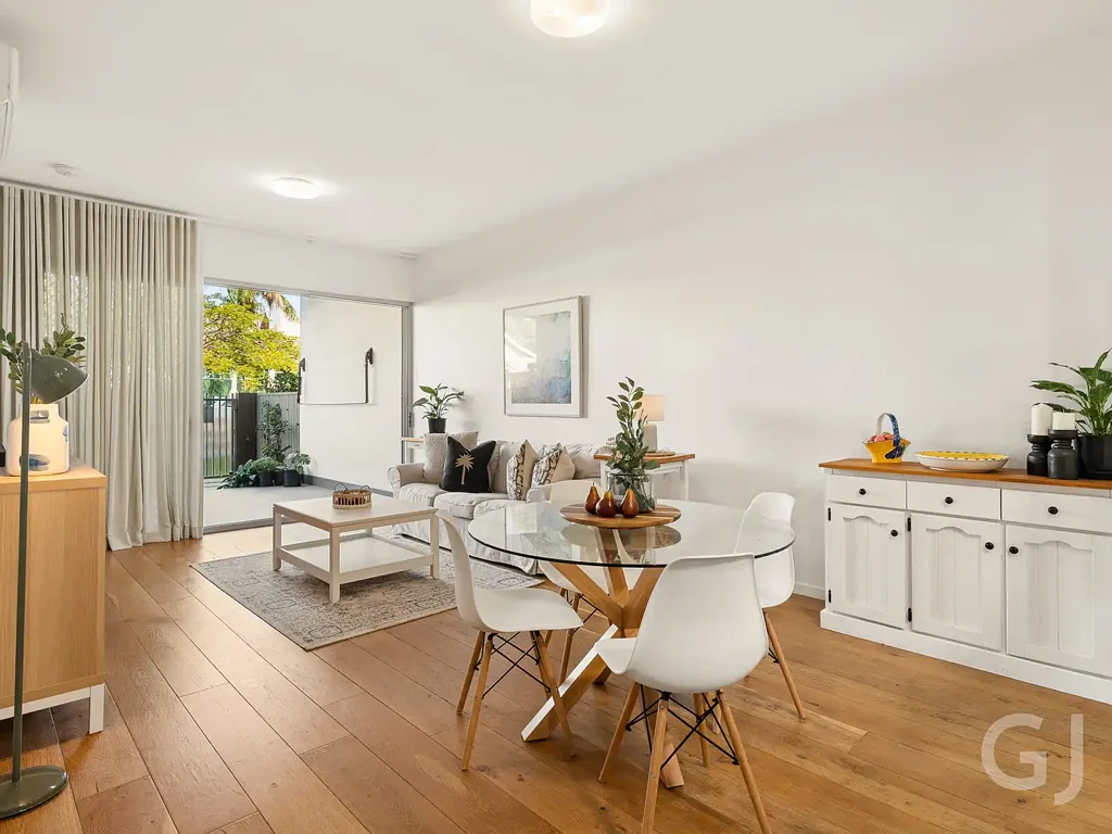 Windsor 2ห้องนอน Spacious Ground Floor Apartment with Courtyard and Separate Access