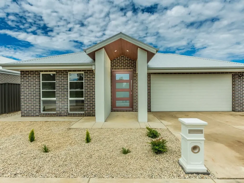 Large 4 Bedroom + Study Home in Riverside Estate Killara