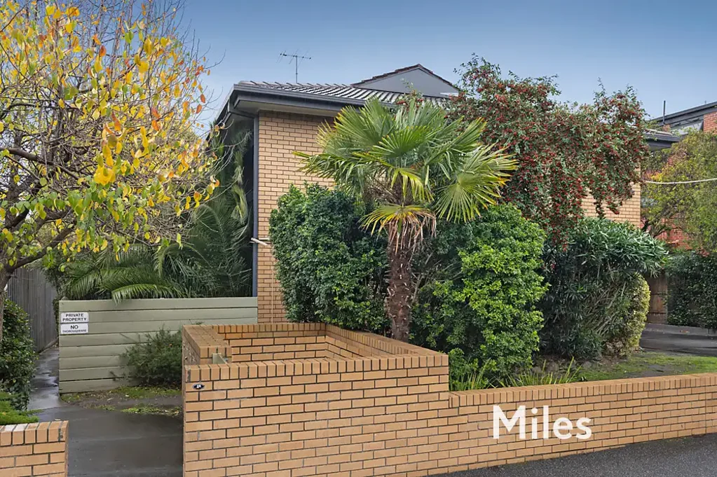 CHARMING TOWNHOUSE IN IDEAL LOCATION