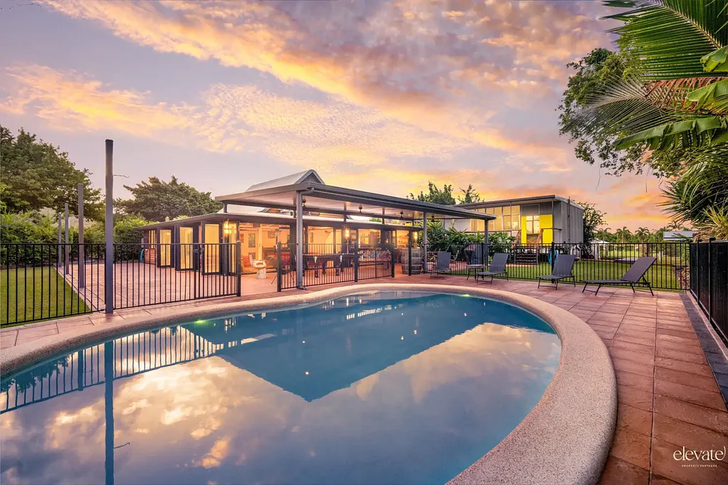 Alligator Creek 5침실 Modern Dual Living with Resort-Style Entertaining - Feature Packed Acre in Alligator Creek!