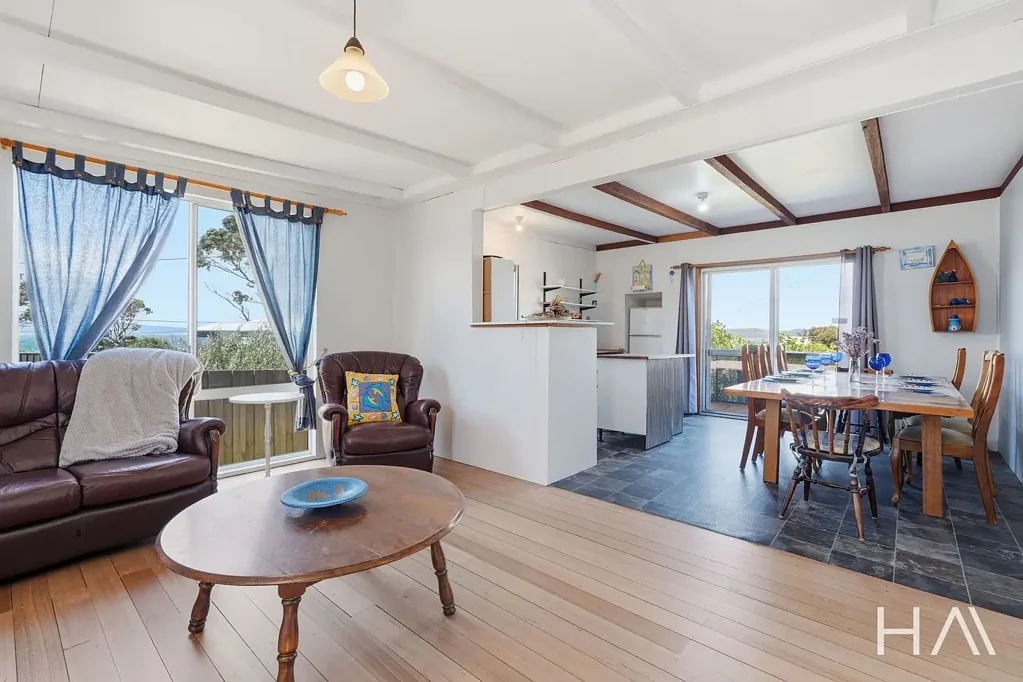 Primrose Sands 3ਬੈੱਡਰੂਮ Beachside Simplicity with Water Views and a Boat Shed