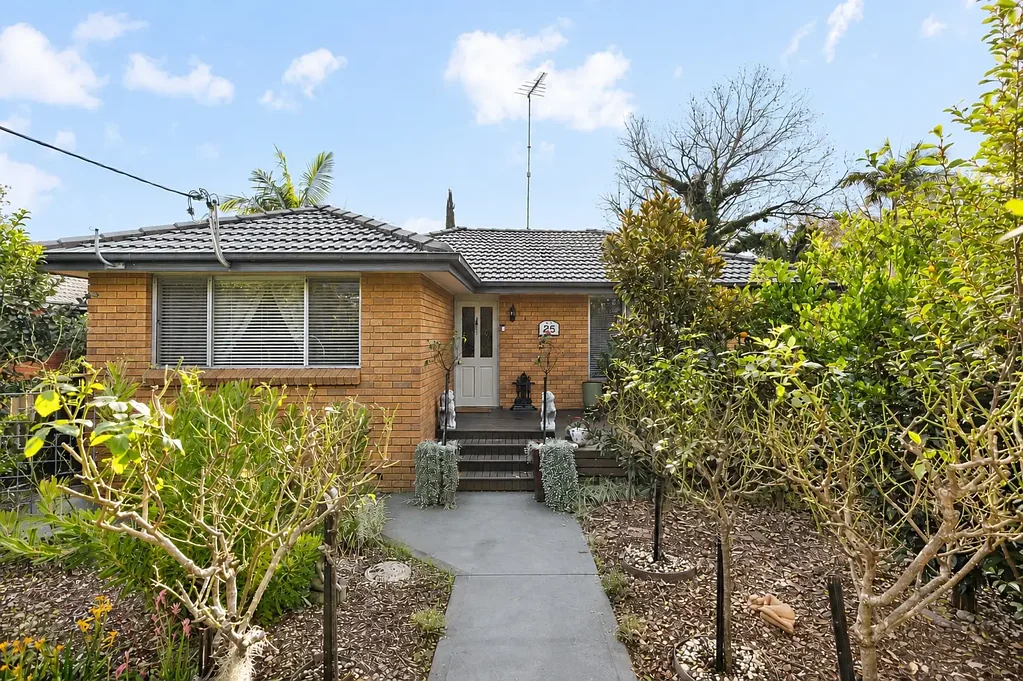 Emu Plains 4房 宁静Emu Plains位置 四卧带主卧卫浴 独立画室灵活空间 遮盖户外娱乐 全屋空调舒适 Versatile Living in a Peaceful Riverside Pocket