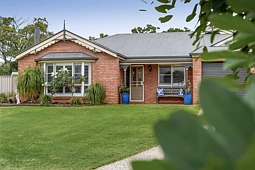 9 Ironbark Crescent, Meringandan West