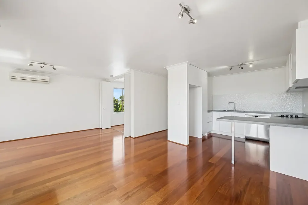 SPACIOUS AND SECURE 3X1 WITH A POOL IN A GREAT LOCATION!!!