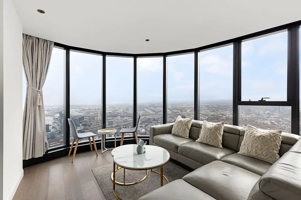 Melbourne 3房 Queens Place76层壮景 Miele电器全配 主卧套间带浴缸 CBD中心礼宾服务 游泳池健身房齐全 High-Rise Luxury Living with Sweeping Outlooks