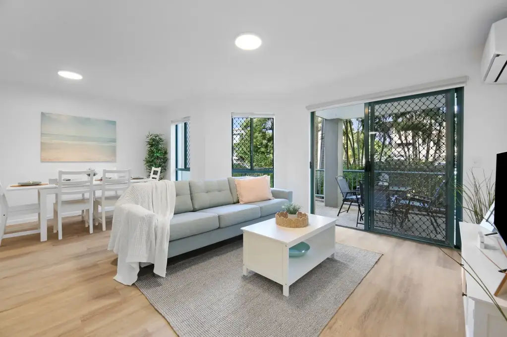 Southport 2Phòng ngủ Stylishly Renovated Ground Floor Unit in a Prime Location!