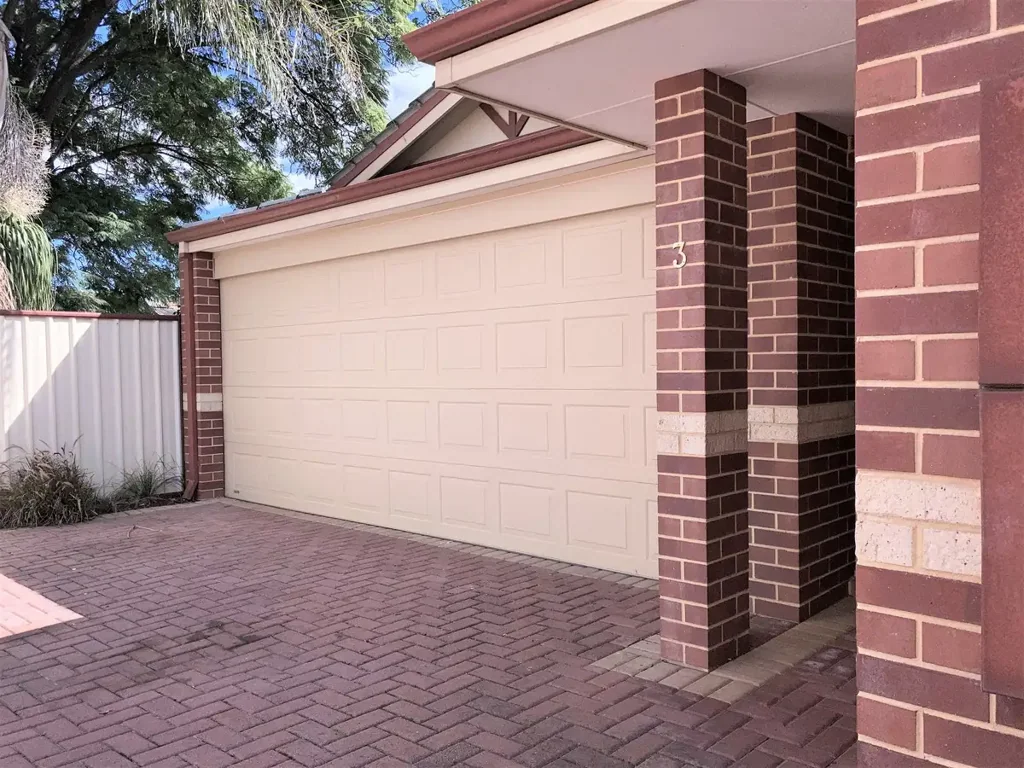 LIGHT AND BRIGHT REAR VILLA IN FAB LOCATION