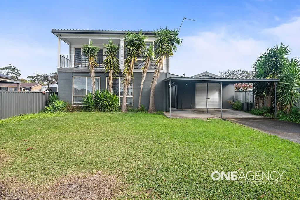 VERSATILE SIX-BEDROOM FAMILY LIVING IN SANCTUARY POINT