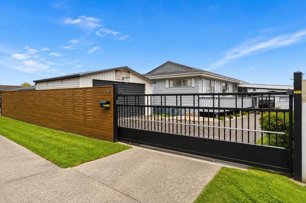Bucklands Beach 4房 599㎡阔地 + 混合住宅区潜力， 四卧主宅配独立外宿屋！ Land, Space & Versatility in a Prime Location