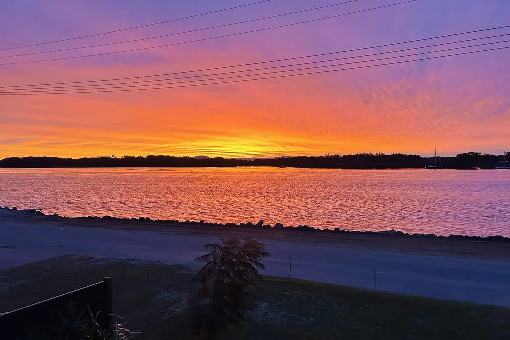 Port Macquarie 4房  The Sunset House | A Riverside Residence for Executive Buyers