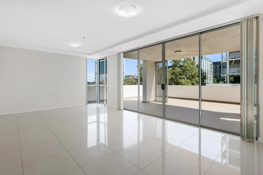 Stunning Three Bedroom Apartment For Lease