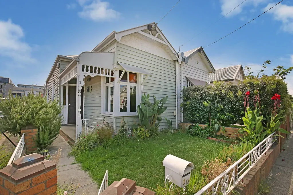 Perfectly Located 2 Bedroom Period Residence in the heart of Northcote!