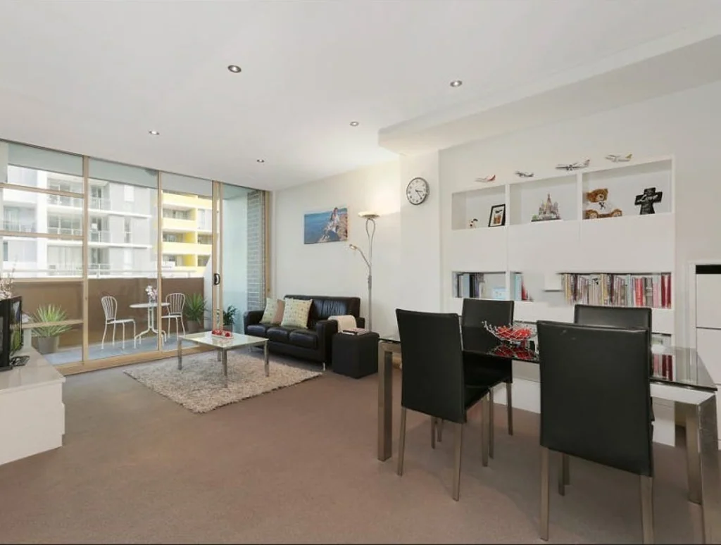 Spacious 2-Bedroom Mascot Rental with 2 Car Spaces