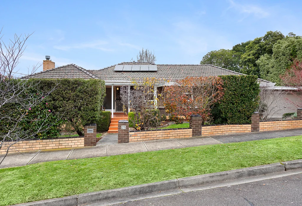 Box Hill South 3침실 Renovated Family Home with Elevated Views and Outstanding Lifestyle Appeal