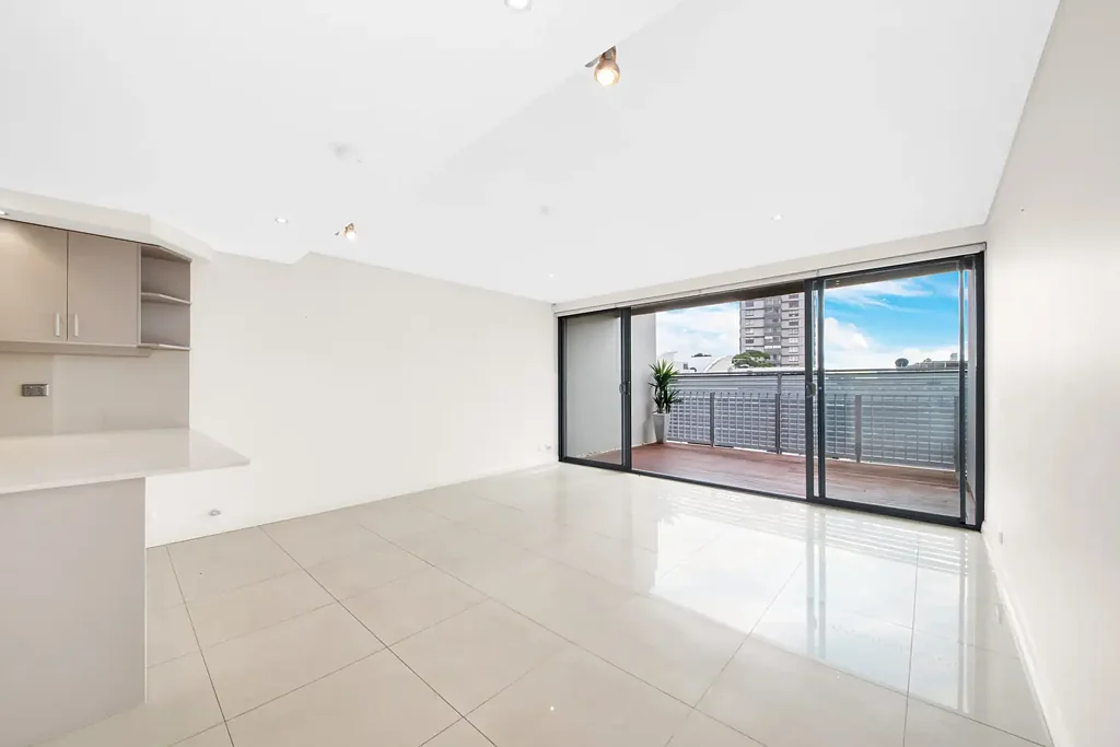 Deposit Taken - North Facing Top Floor Apartment In Central Location