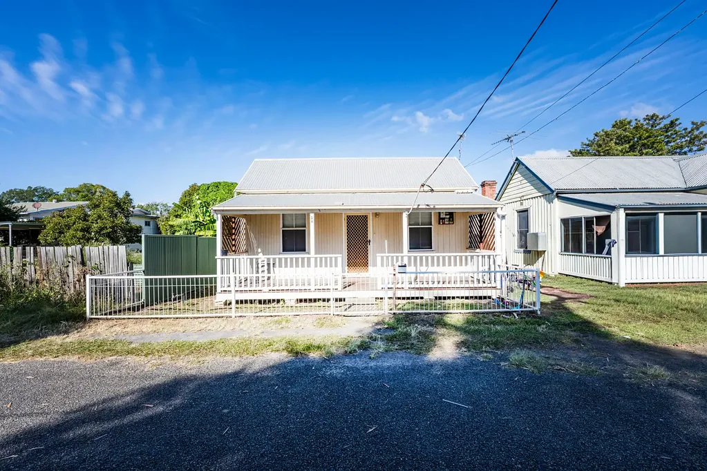 South Grafton 4房  Family Living with Modern Renovations & Large Backyard in Prime Location