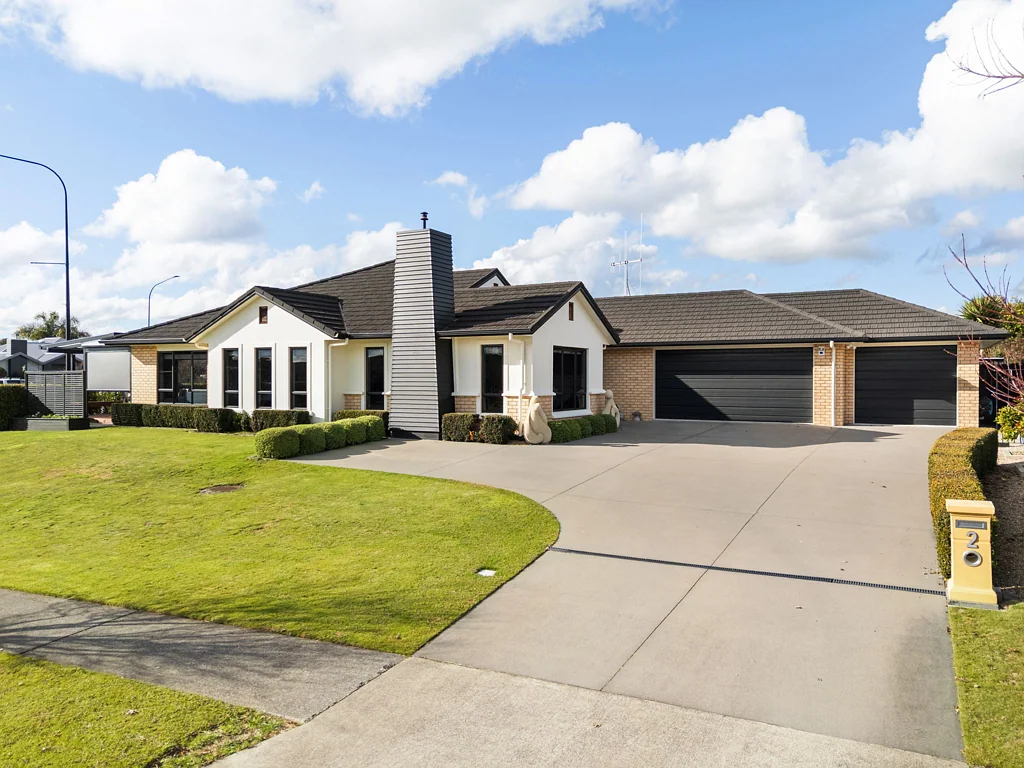 Cambridge 4બેડરૂમ 3 car garaging; 3 living areas – top shelf!