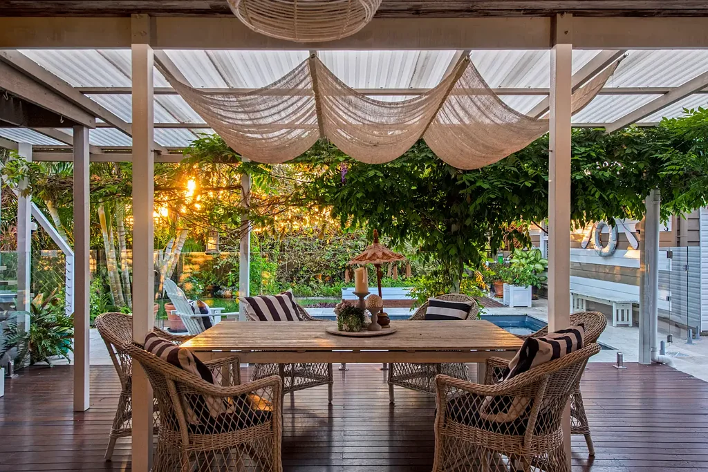 Labrador 4房  Chirn Park Stunner Perched High with Skyline Views