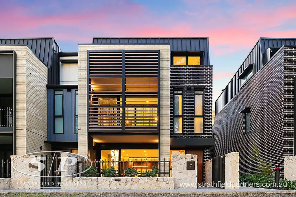 Enfield 4Kwarto Brand New Luxury Townhouse Over Three Expansive Levels