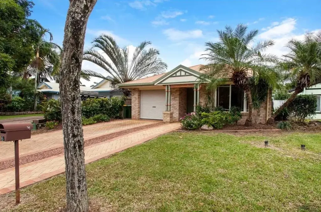 Low Maintenance Cottage in Forest Gardens!