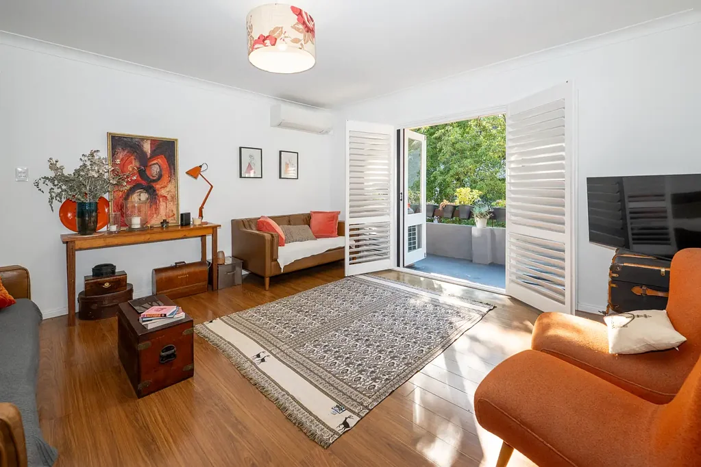 STYLISH TOP FLOOR APARTMENT - URBAN OASIS WITH COSMOPOLITAN CHARM