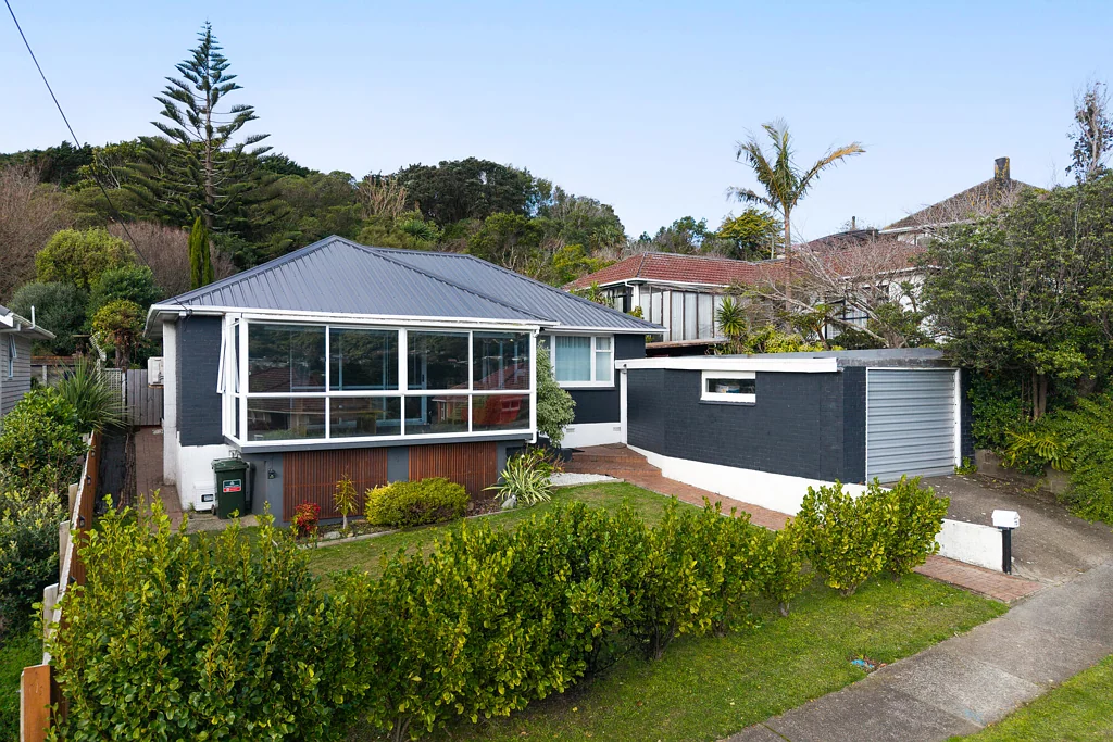 Tawa 4房  Renovated to Impress - Move In and Simply Enjoy!