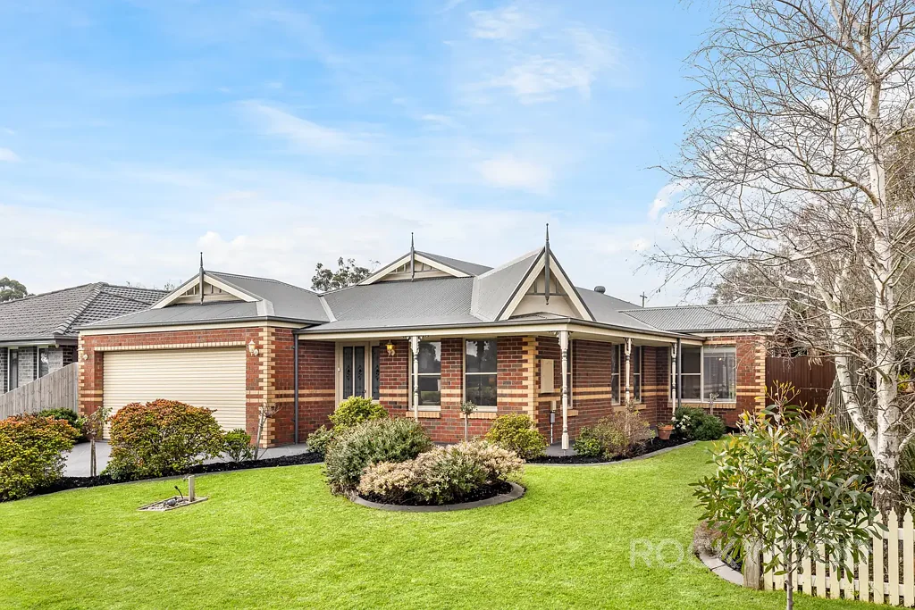 Langwarrin 4房 享有公园美景的优雅家庭住宅。 Elegant family residence with park views.