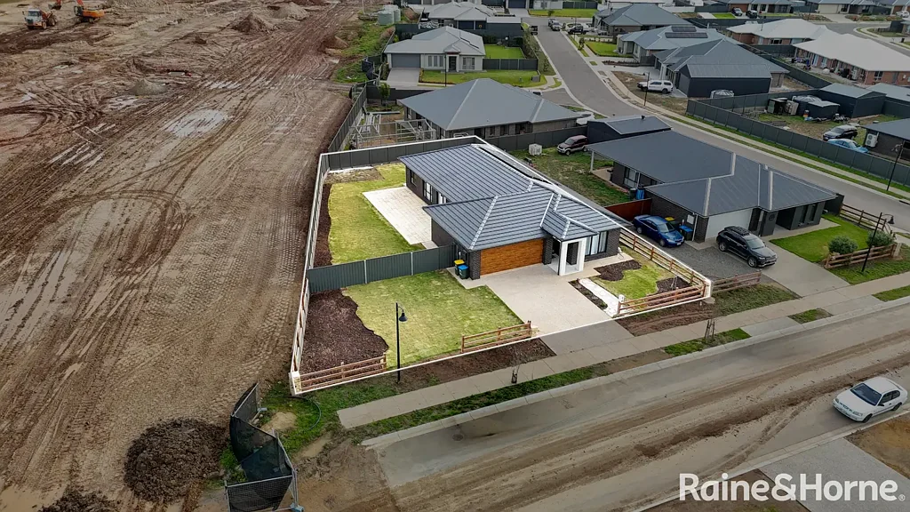 Strathalbyn 4房  Space, Potential & Position in the Sought-After Aurora Estate
