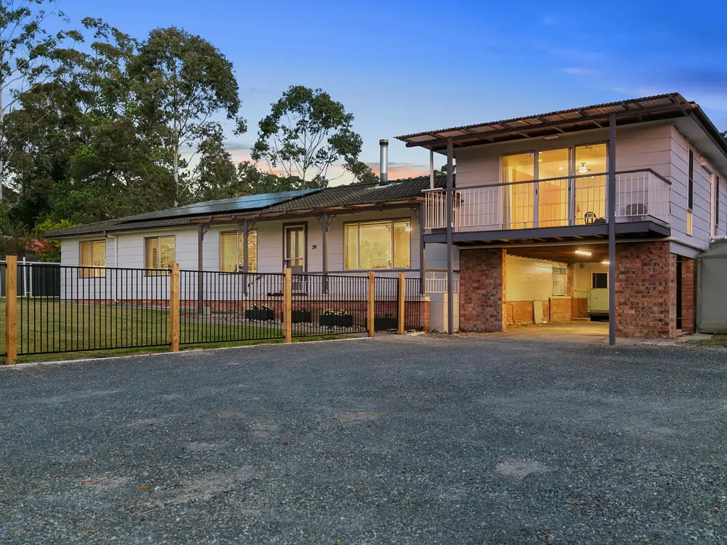 Coolongolook 4房  A Beautifully Maintained Home with Space, Character & Convenience