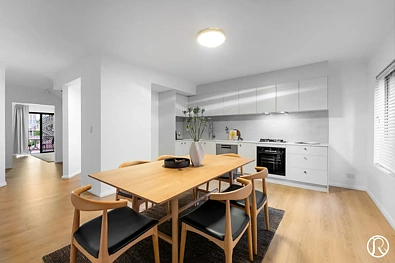 Adelaide 3房  Renovated 3-Bedroom Apartment in Adelaide's Premier School Zone