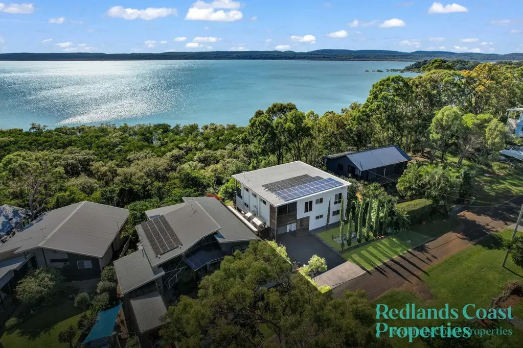 Macleay Island 4ਬੈੱਡਰੂਮ PANORAMIC BAY VIEWS WITH DUAL LIVING POTENTIAL