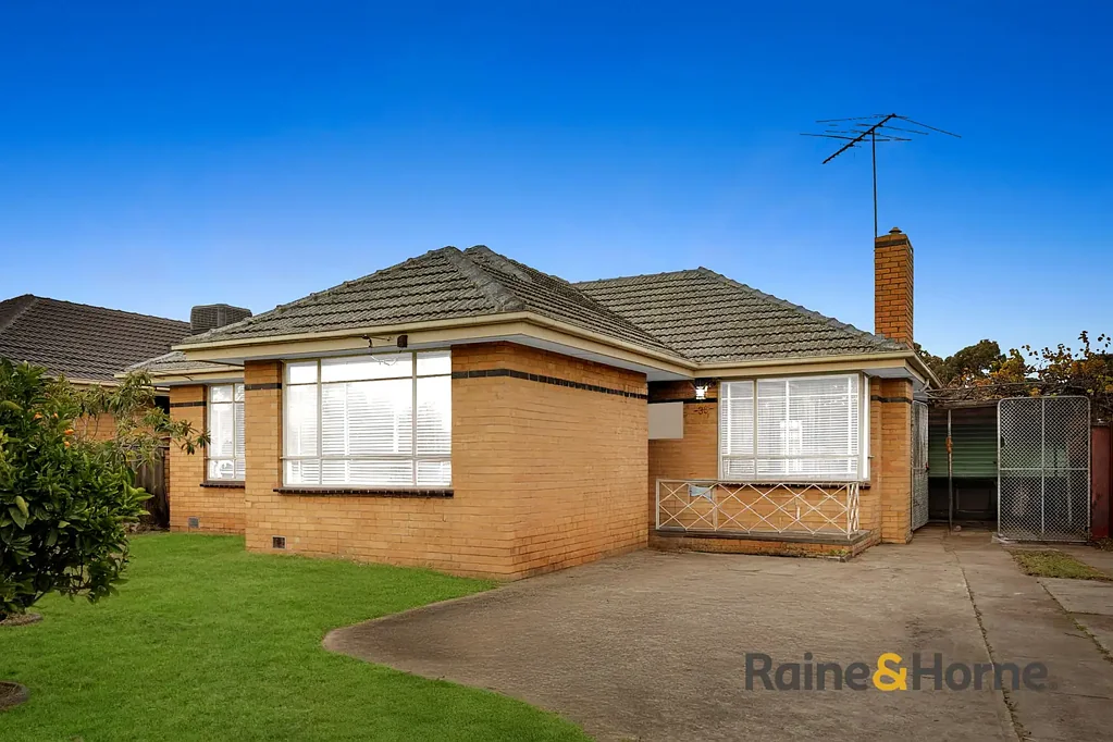 Hadfield 3 Bedroom Builders, Developers & Investors Take Note - Huge Potential in Hadfield