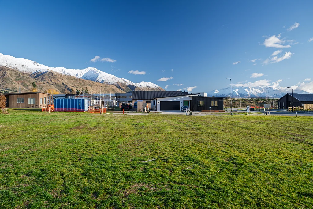 Wanaka Space, sun and a superb setting