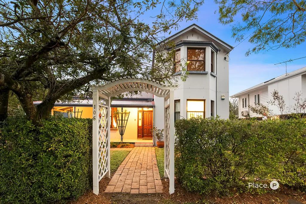 Chelmer 5 Bedroom Elegant five-bedroom on two lots spanning 936sqm