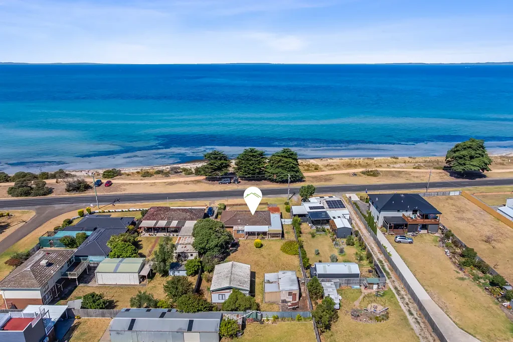 St Leonards 2房  Beachfront Opportunity on 1260m² – Dual Accommodation with Bay Views