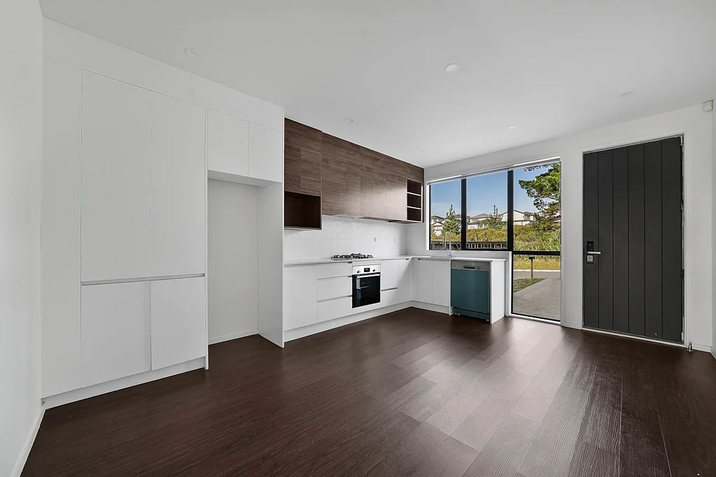 Flat Bush 3침실 3 Bedrooms  3 Bathrooms (1 Ensuite)  Freehold