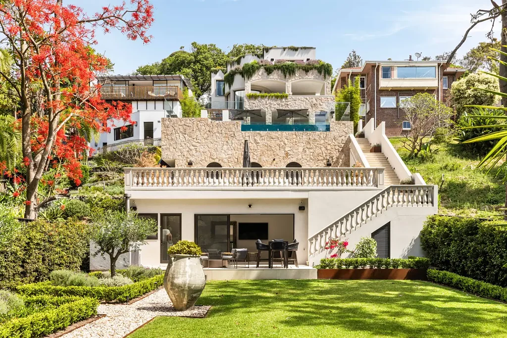 Vaucluse 6房 地中海风格别墅 港湾壮丽景色 宏伟花园 高端定制厨房 多功能娱乐空间 精英学校近邻 Grand Mediterranean-Style Estate with Sweeping Harbour Views