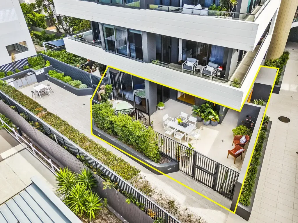 Labrador 2غرفة نوم Back to Market with Motivated Vendors - Unique Beachside Apartment with Quiet Position, Private Entrance & Over-sized Courtyard