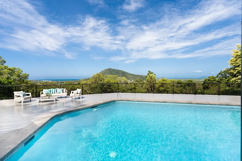 Trinity Beach 3બેડરૂમ Elevated coastal living with panoramic views on over 1ha.