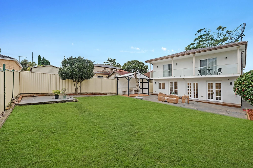 Hurstville 4 Slaapkamer Freshly Renovated Full-Brick Family Home in a Peaceful Hurstville Setting