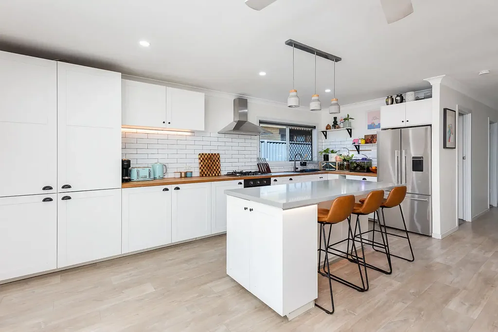 Coombabah 3房  Turn-Key Family Living – Fully Renovated Home with Separate Studio