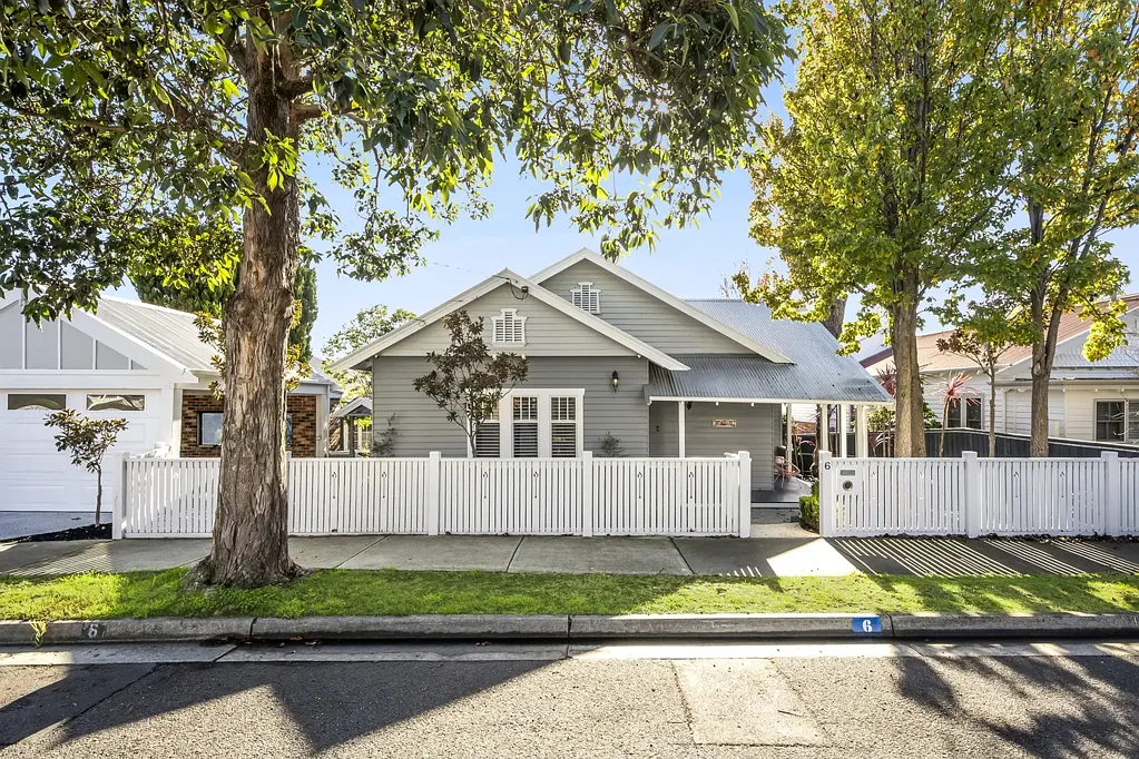 Newtown 4Zimmer Timeless Elegance and Family Prestige in a Blue-Chip Newtown Setting