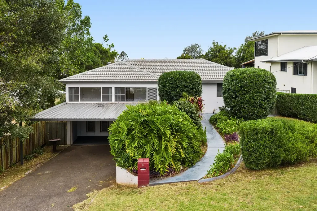 Mount Lofty 3 Bedroom Two living areas, Generous Space & Flexible Living in a Quiet Mount Lofty Position