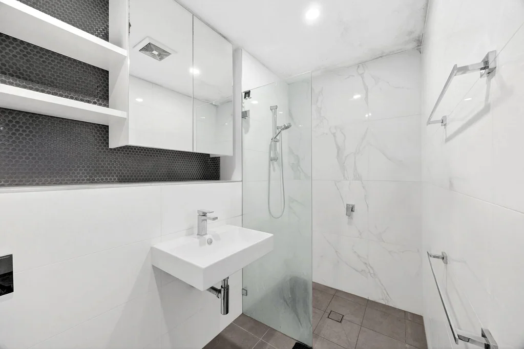 Dee Why 1房 Dee Why精华 行政公寓 2019新建筑 石制厨房 Ilve电器 安全车位 阳光阳台 步行商圈 学校近便 Over-sized lifestyle sanctuary with a flexible home office