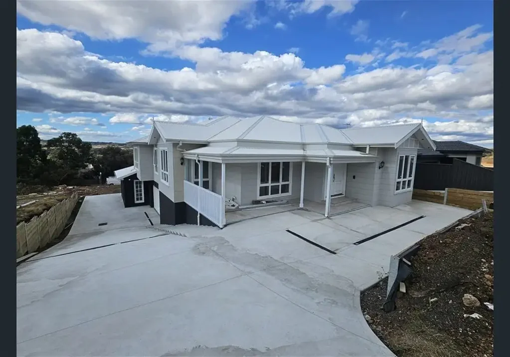 $750pw/4bed/2bath/4car/3living