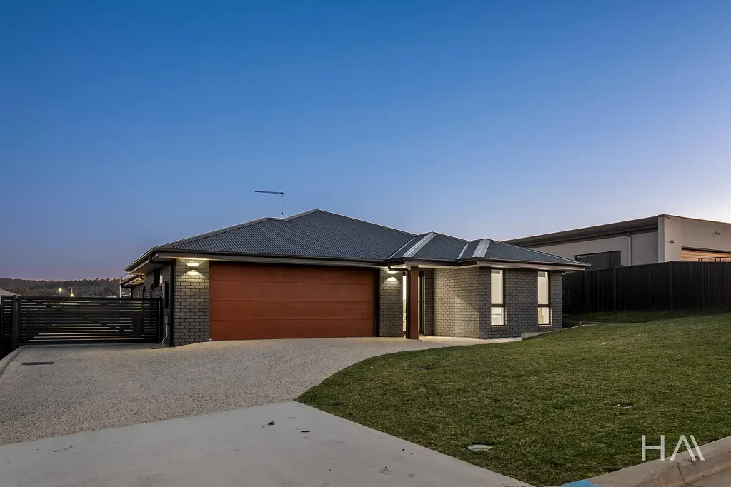 Legana 4ਬੈੱਡਰੂਮ Stylish near-new home with size, comfort and Side access for a shed!
