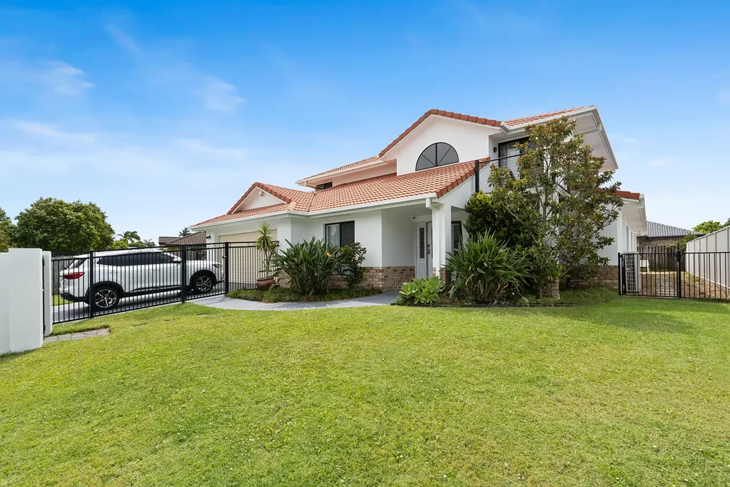 Burleigh Waters 5침실 Discover Refined Family Living in a Beautifully Renovated Coastal Residence